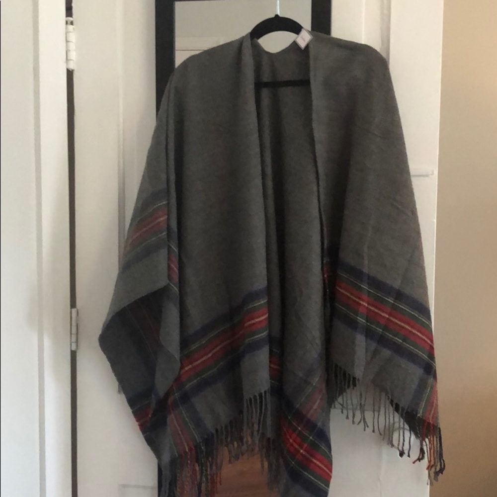 Gray scarf with plaid edging